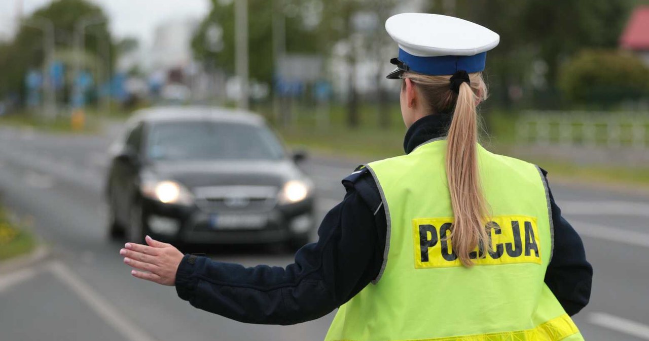 Czy policjanci mogą zatrzymywać do kontroli w miejscach niedozwolonych? /PIOTR JEDZURA/REPORTER /East News