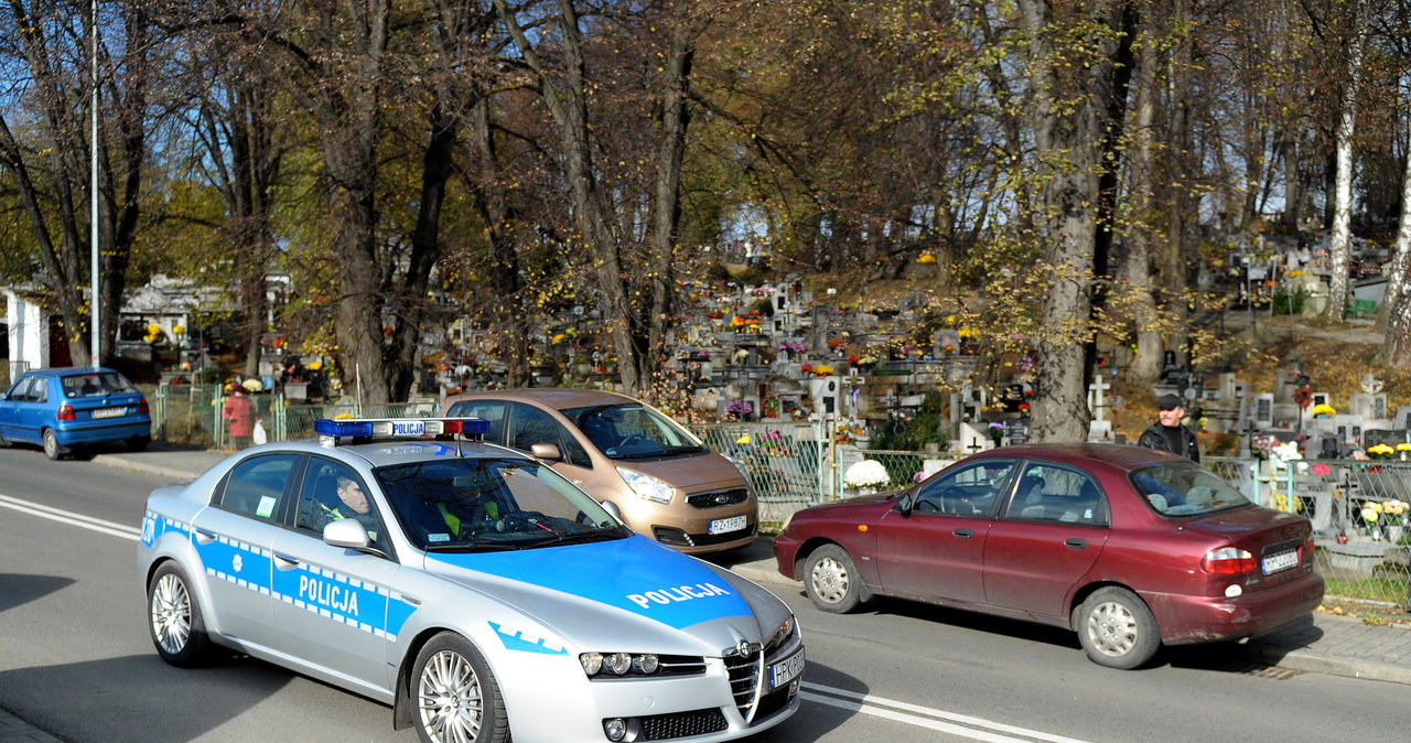 Czy policjanci z alfy zwrócą uwagę  na nieprawidłowo zaparkowane samochody? /PAP