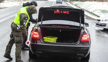 Czy policjant ma prawo podczas kontroli przeszukać samochód?