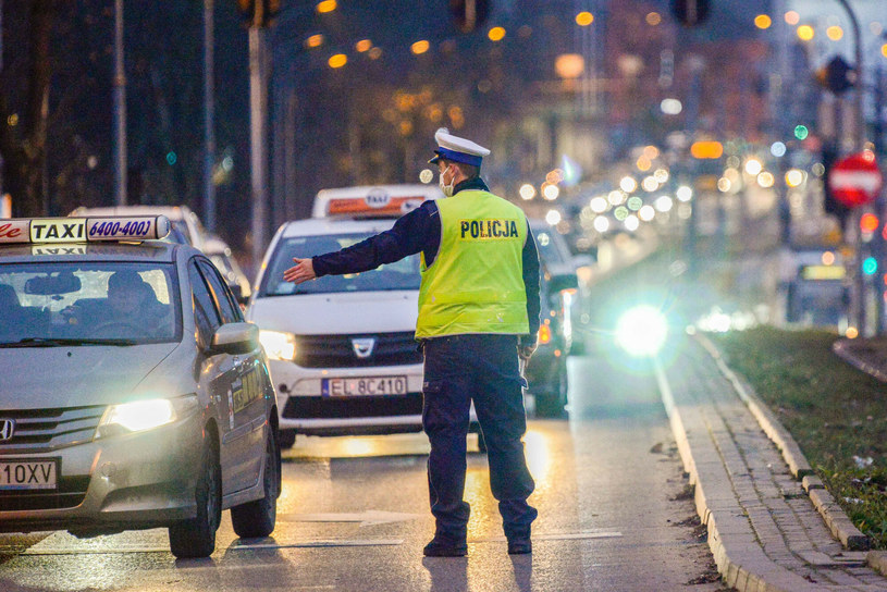 Czy policjant może przeszukać auto? Tak, ale kierowca może go poprosić o protokół /Piotr Kamionka/ REPORTER /East News