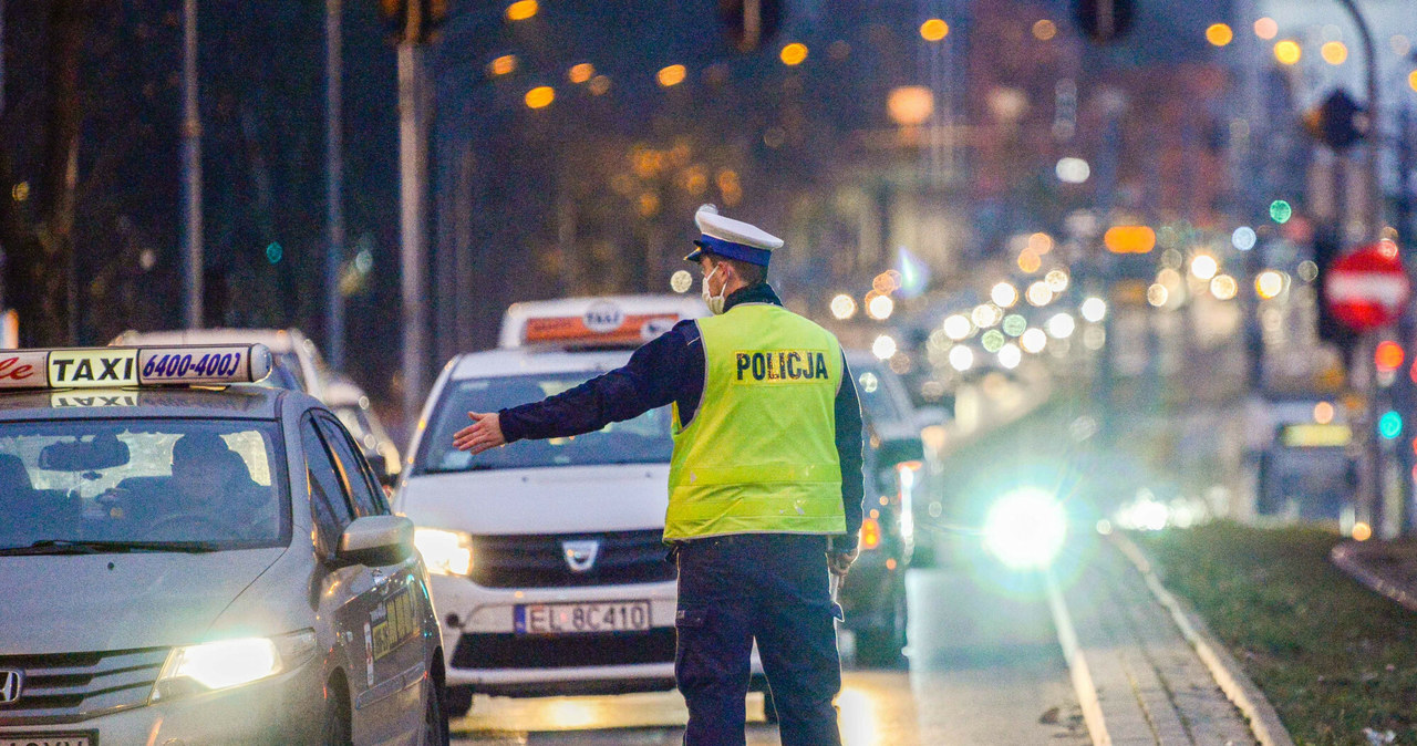 Czy policjant może przeszukać auto? Tak, ale kierowca może go poprosić o protokół /Piotr Kamionka/ REPORTER /East News