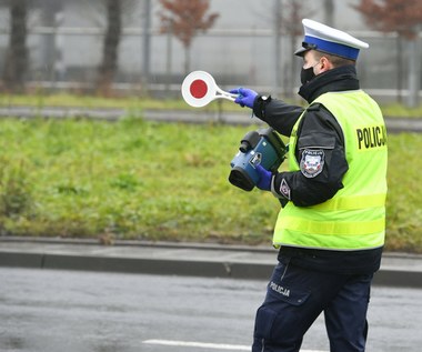 Czy policjant może wyskoczyć z krzaków i wystawić mandat? No cóż...