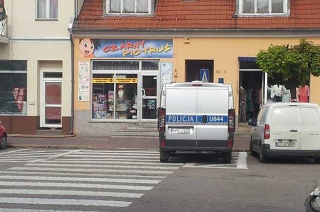 Czy policyjne radiowozy zaparkowane w ten sposób też  będą odholowywane? ;) /Fot. Sfotografuj policjanta (Facebook) /Informacja prasowa