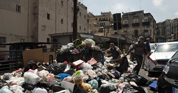 Czy Polsce grozi kryzys śmieciowy jak ww włoskim Neapolu? /AFP