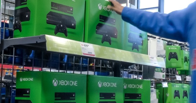 Czy polscy gracze skuszą się na konsolę Xbox One w obniżonej cenie? /123RF/PICSEL