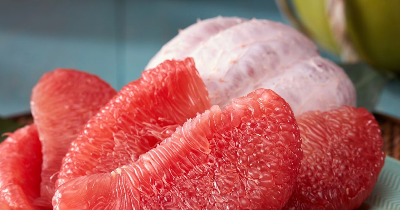 Czy pomelo jest zdrowe? Kto powinien spożywać ten owoc? /lichaoshu /Canva Pro