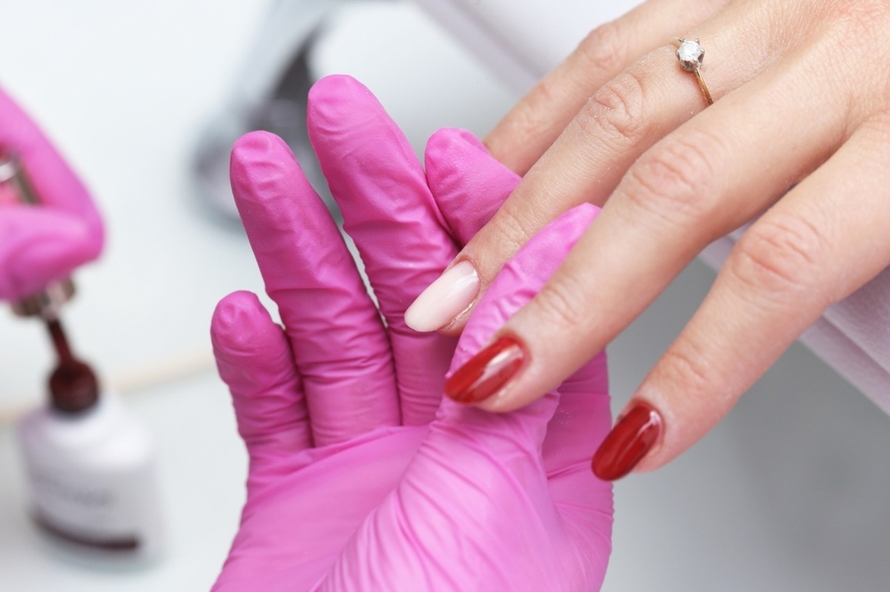 Czy popularne "hybrydy" niszczą paznokcie? Odkrycie łódzkich naukowców