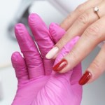 Czy popularne "hybrydy" niszczą paznokcie? Odkrycie łódzkich naukowców