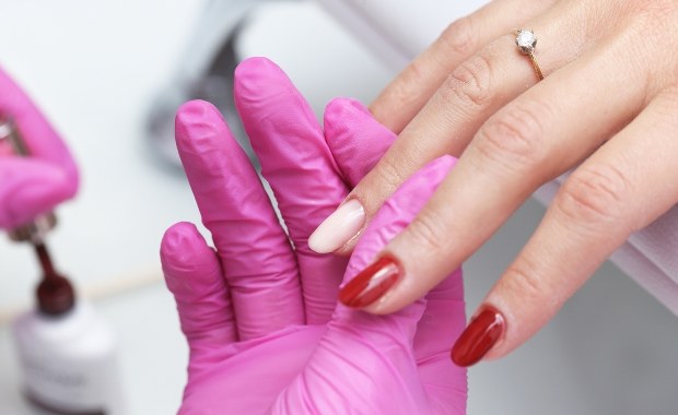 Czy popularne "hybrydy" niszczą paznokcie? Odkrycie łódzkich naukowców