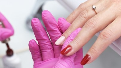Czy popularne "hybrydy" niszczą paznokcie? Odkrycie łódzkich naukowców