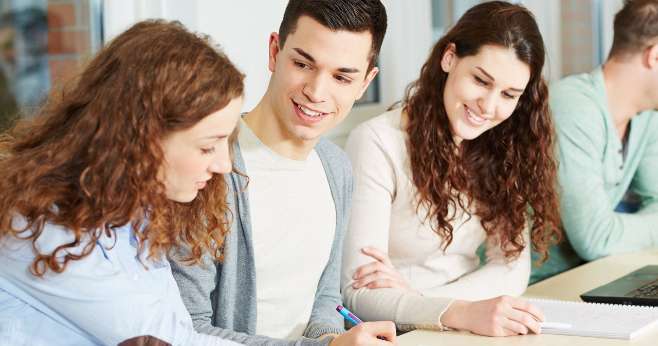 Czy popularne jest łączenie studiów z pracą zarobkową? /123RF/PICSEL