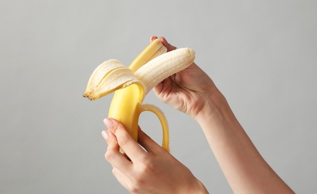 Czy potrafisz bezpiecznie jeść banany? Wiemy, gdzie łatwo popełnić błąd