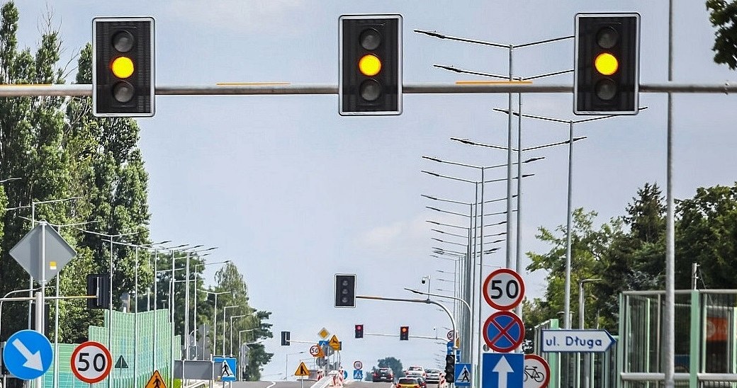 Czy powinniśmy zawsze zatrzymywać się na żółtym świetle? To zależy. /Adam Burakowski /East News