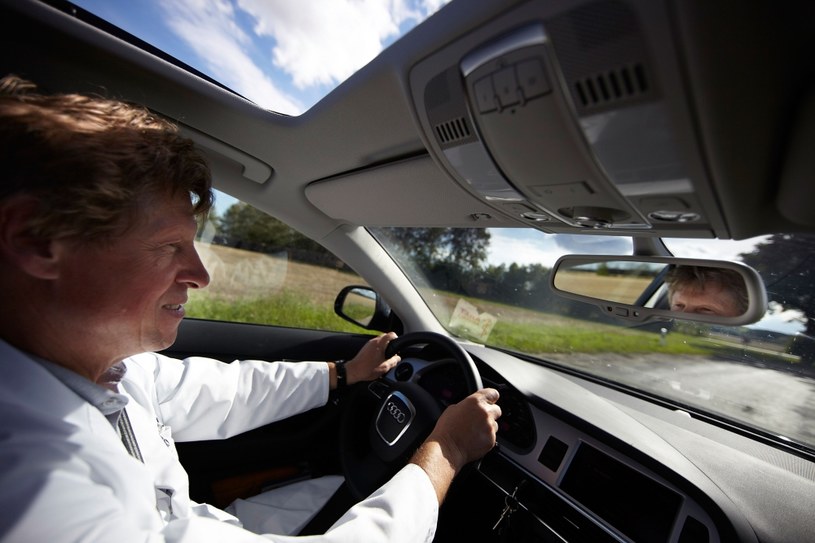 Czy powinno się uregulować prawnie kwestię starszych kierowców? /Getty Images