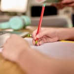 Czy prace domowe powinny wrócić do szkół? Oto co sądzą Polacy. SONDAŻ RMF FM