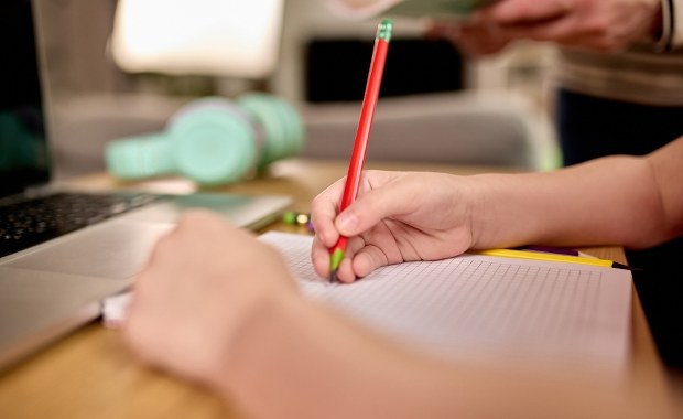 Czy prace domowe powinny wrócić do szkół? Oto co sądzą Polacy. SONDAŻ RMF FM