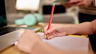 Czy prace domowe powinny wrócić do szkół? Oto co sądzą Polacy. SONDAŻ RMF FM