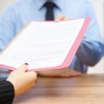 Czy pracownik musi podpisać wypowiedzenie umowy o pracę?
