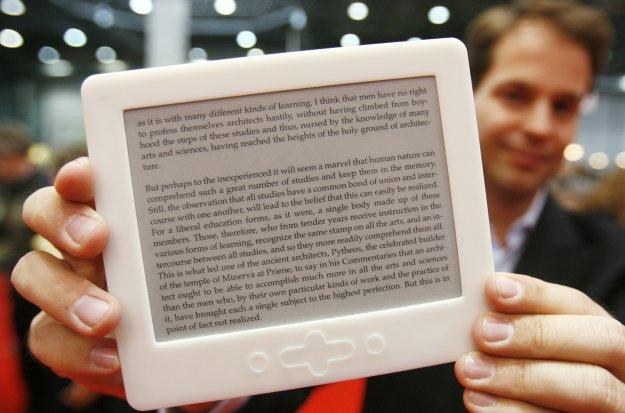 Czy producenci e-booków dopuścili się w Europie zmowy cenowej? /AFP