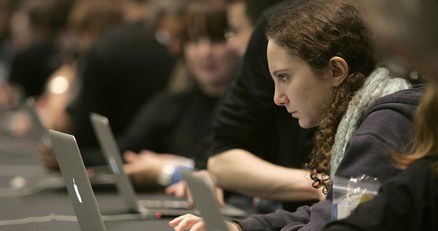 czy producent Macbooków zdecyduje się na sprzedaż tanich komputerów typu netbook? /AFP