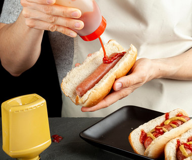 Czy prowadząc auto można bez obaw o mandat zajadać się hot dogiem ze stacji? 