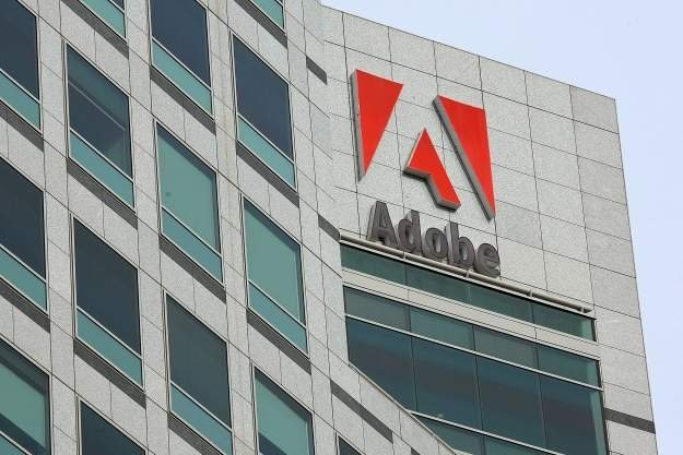 Czy przejęcie Adobe przez Microsoft pozwoli obu firmom skuteczniej walczyć z Apple? /AFP