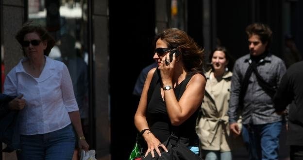 Czy przez smartfony komórki mogą zamilknąć? /AFP