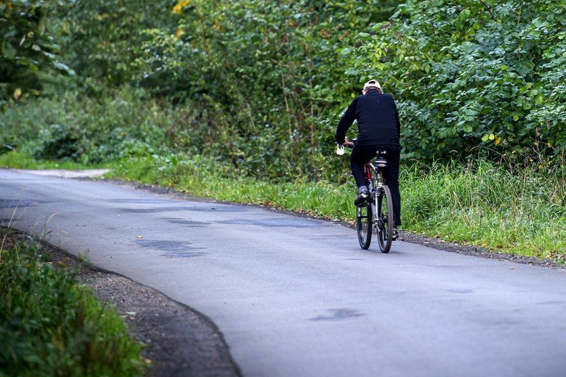Czy przy wyprzedzaniu rowerzysty trzeba włączyć kierunkowskaz? /Stanislaw Bielski/REPORTER /East News