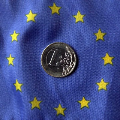 Czy przyjmiemy euro bez zmiany konstytucji? /AFP