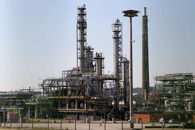 Czy rafinerie będą musiały przestawić produkcję? /AFP