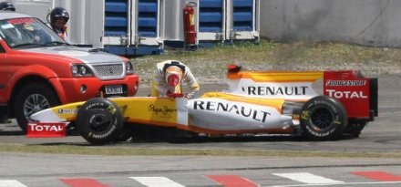 Czy Renault będzie miało nowego właściciela? /AFP