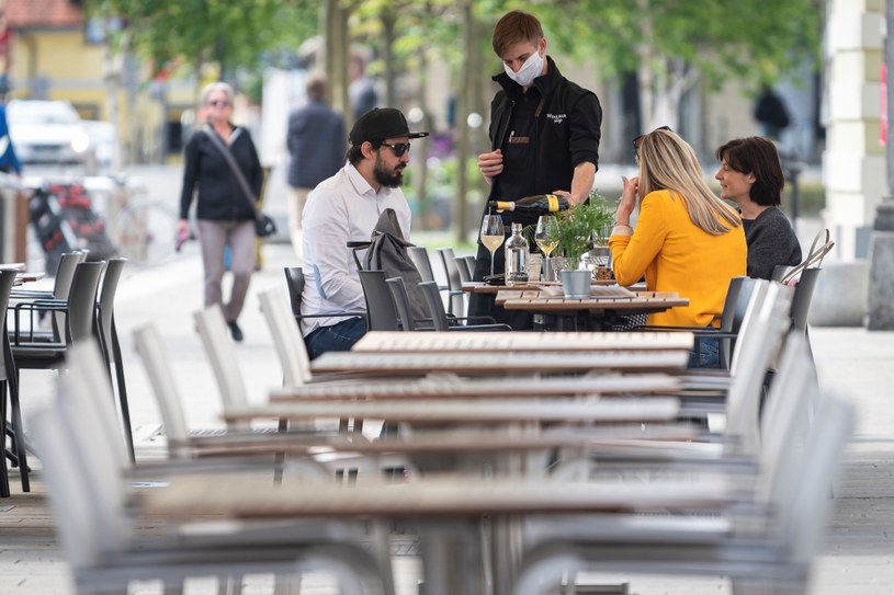 Czy restauracje padną? „Ludzie myślą tylko o artykułach pierwszej potrzeby” /AFP