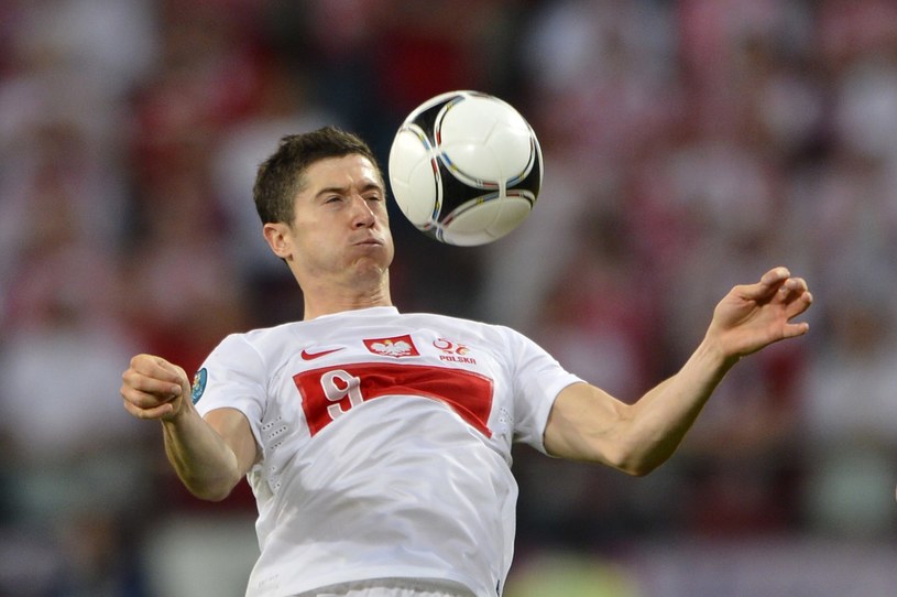 Czy Robert Lewandowski zostanie sportowym bohaterem dnia? /AFP