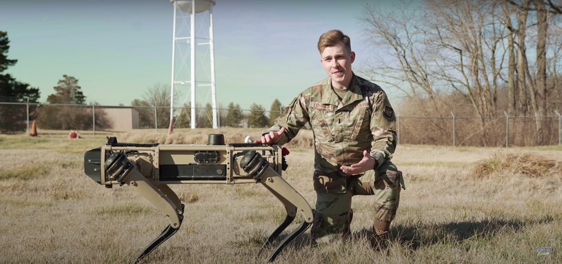 Czy robo-pies może stać się najlepszym przyjacielem żołnierza? /Zrzut ekranu/Robotic Ghost Dog | The Future of Military Security?/ Sam Eckholm /YouTube