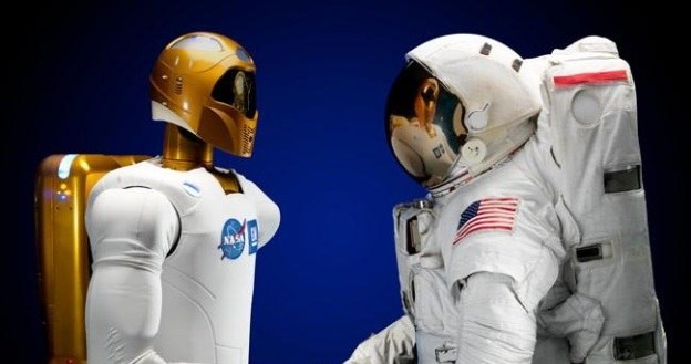 Czy Robonaut 2 to pierwszy krok w stronę stworzenia kosmicznych cyborgów? /NASA