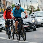 Czy rowerzyści mogą jechać obok siebie czy powinni jeden za drugim?