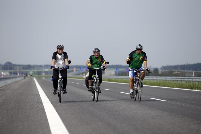 Czy rowerzyści mogą jeździć obok siebie po ulicy? /Slawek Skrobala / Forum /Agencja FORUM