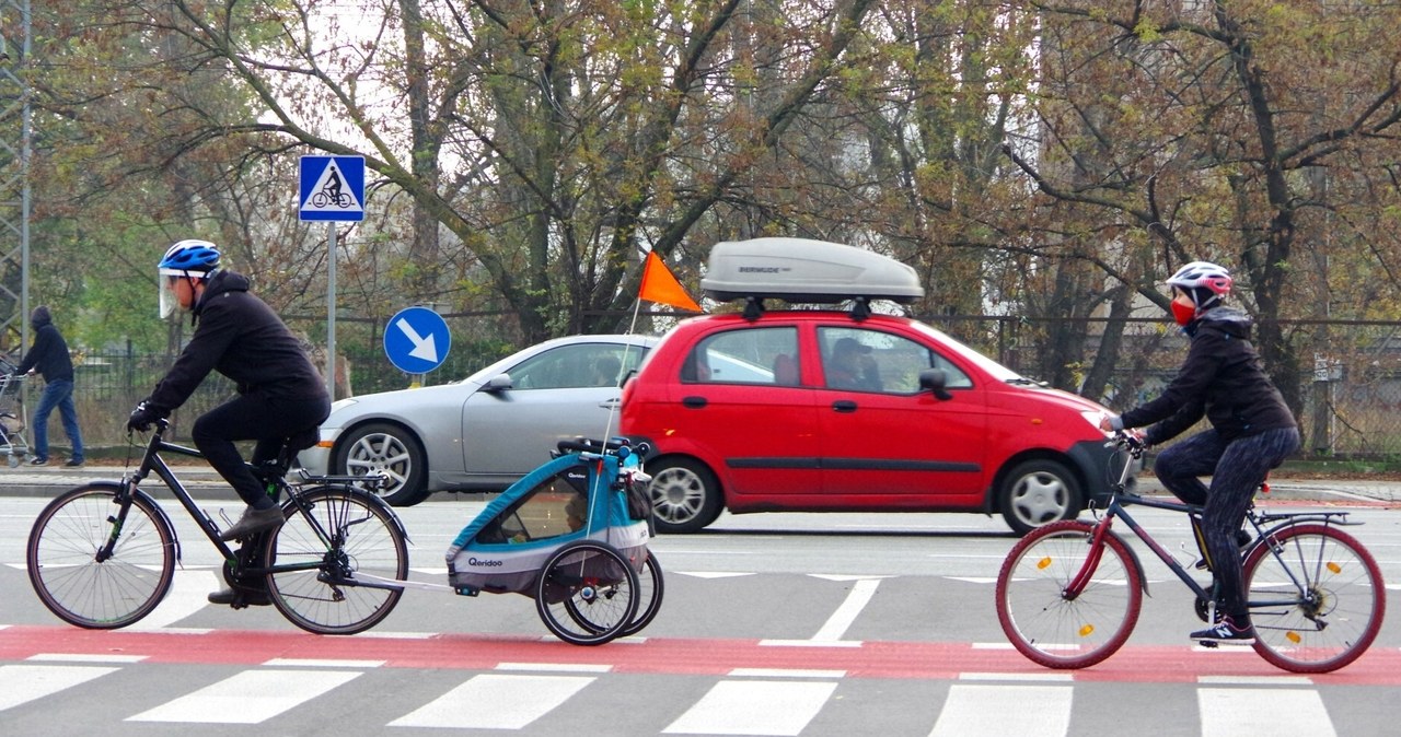 Czy rowerzysta ma pierwszeństwo na przejeździe rowerowym? /Marek Bazak /East News