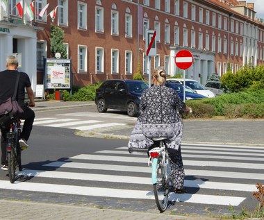 Czy rowerzysta może jechać po przejściu dla pieszych? Tak, ale są warunki