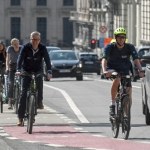 Czy rowerzysta może jechać ulicą, jeśli obok jest ścieżka rowerowa?