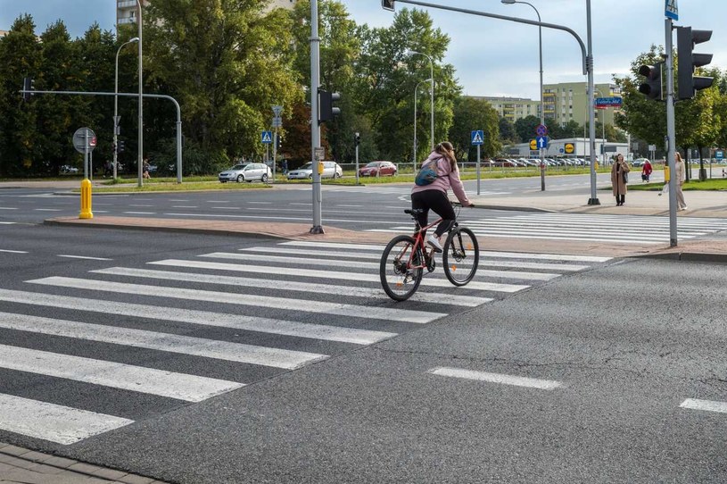 Czy rowerzysta może jeździć po przejściach dla pieszych? /ARKADIUSZ ZIOLEK /East News