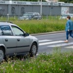 piesi Czy samochód może ruszyć zanim pieszy zejdzie z przejścia? Co mówią przepisy