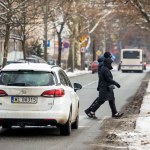 Czy samochód może ruszyć zanim pieszy zejdzie z przejścia? Przepisy są jasne