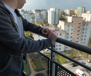 Czy sąsiad może palić na balkonie? Mandat nawet 500 zł