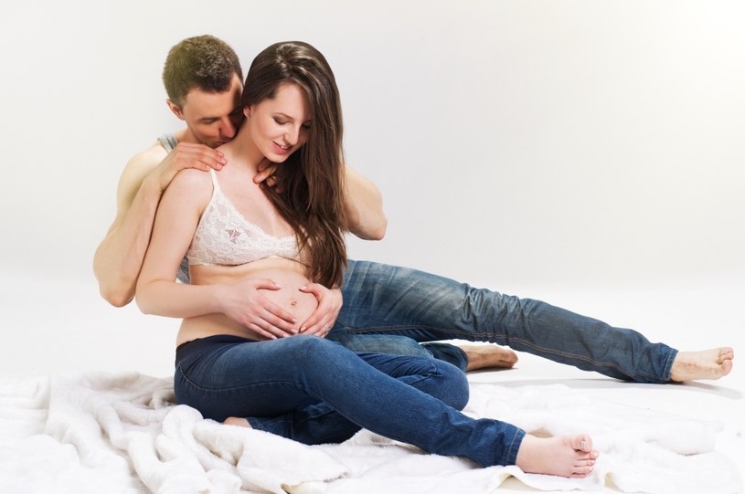 Czy seks faktycznie skutecznie wywołuje poród? /123RF/PICSEL