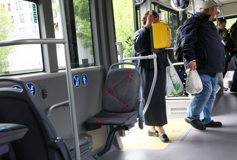 Czy seniorzy mają pierwszeństwo do korzystania z miejsc siedzących w komunikacji miejskiej? /Pawel Wodzynski /East News