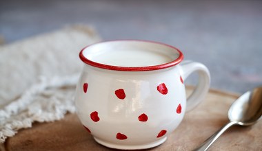 Czy seniorzy powinni pić mleko? Dietetyk odpowiada raz na zawsze