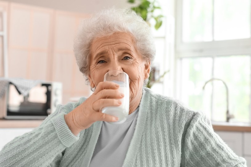 Czy seniorzy powinni pić mleko? Zadziwiające zalecenia