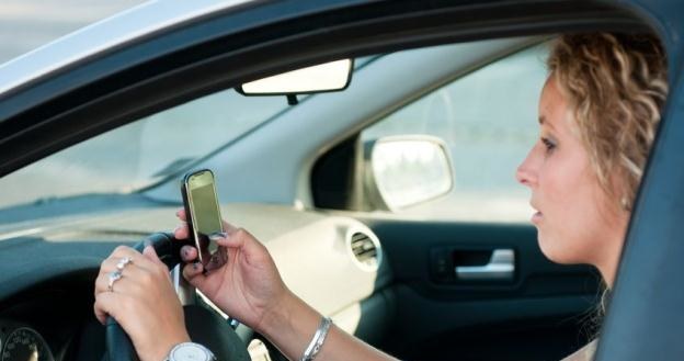 Czy Siri okaże się wybawieniem dla kierowców chcących wysyłać SMS-y? /123RF/PICSEL