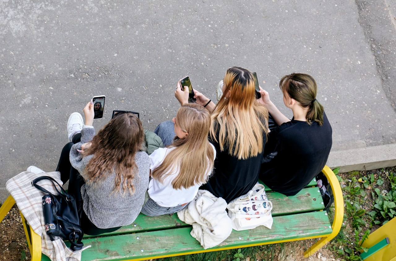 Czy smartfony naprawdę niszczą psychikę naszych dzieci? 
